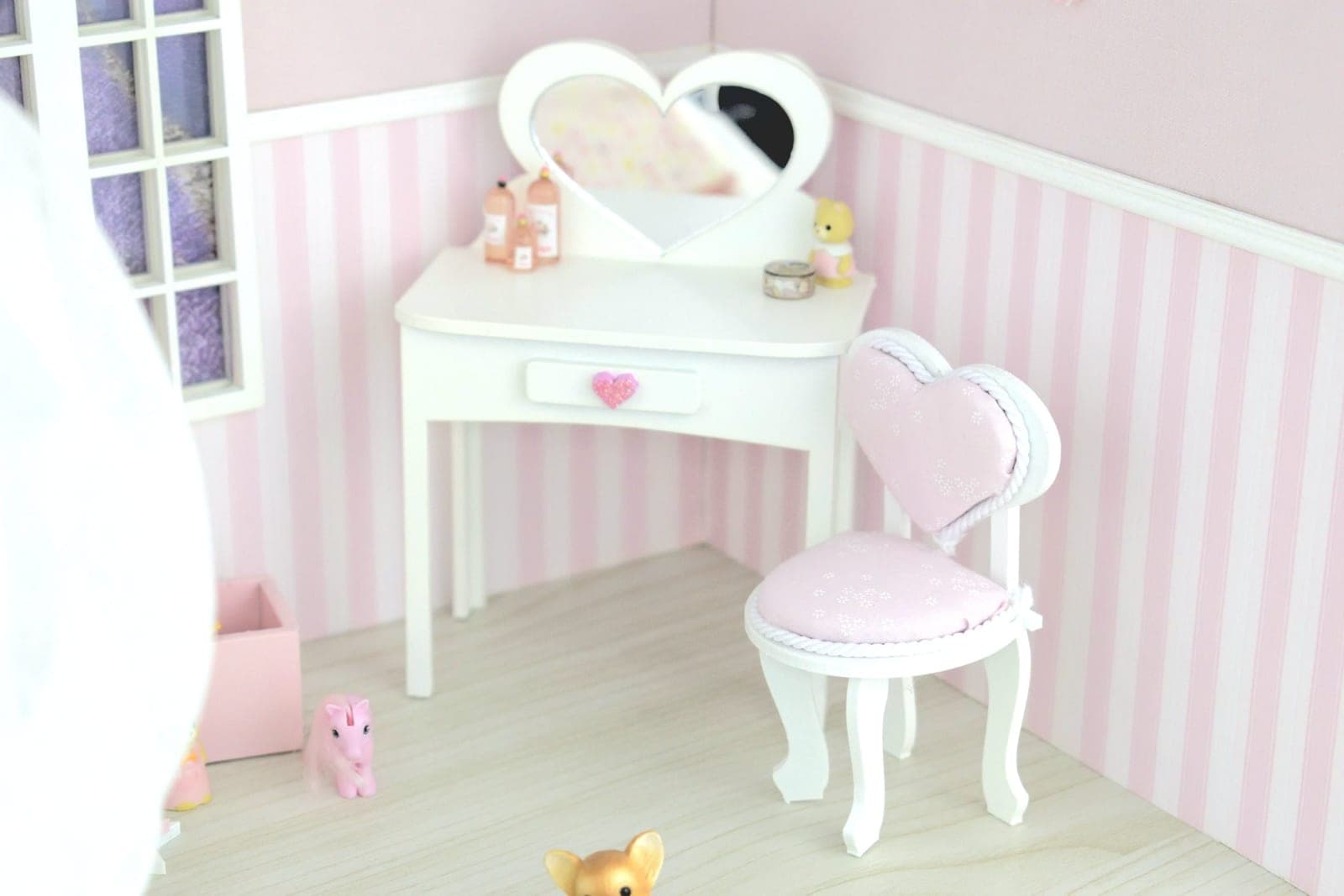 Dressing table 1/8 miniature lati yellow, pukifee, baby Barbie dolls