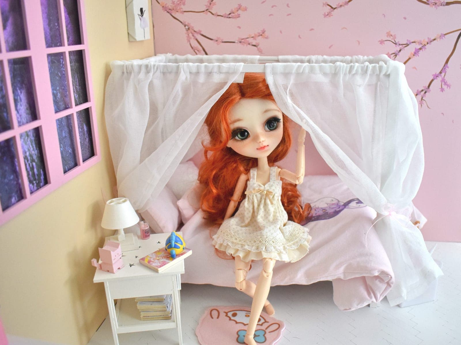 Canopy bed 1/6 dolls Blythe, pullip, littlefee, Barbie, Poppy Parker or other of same size