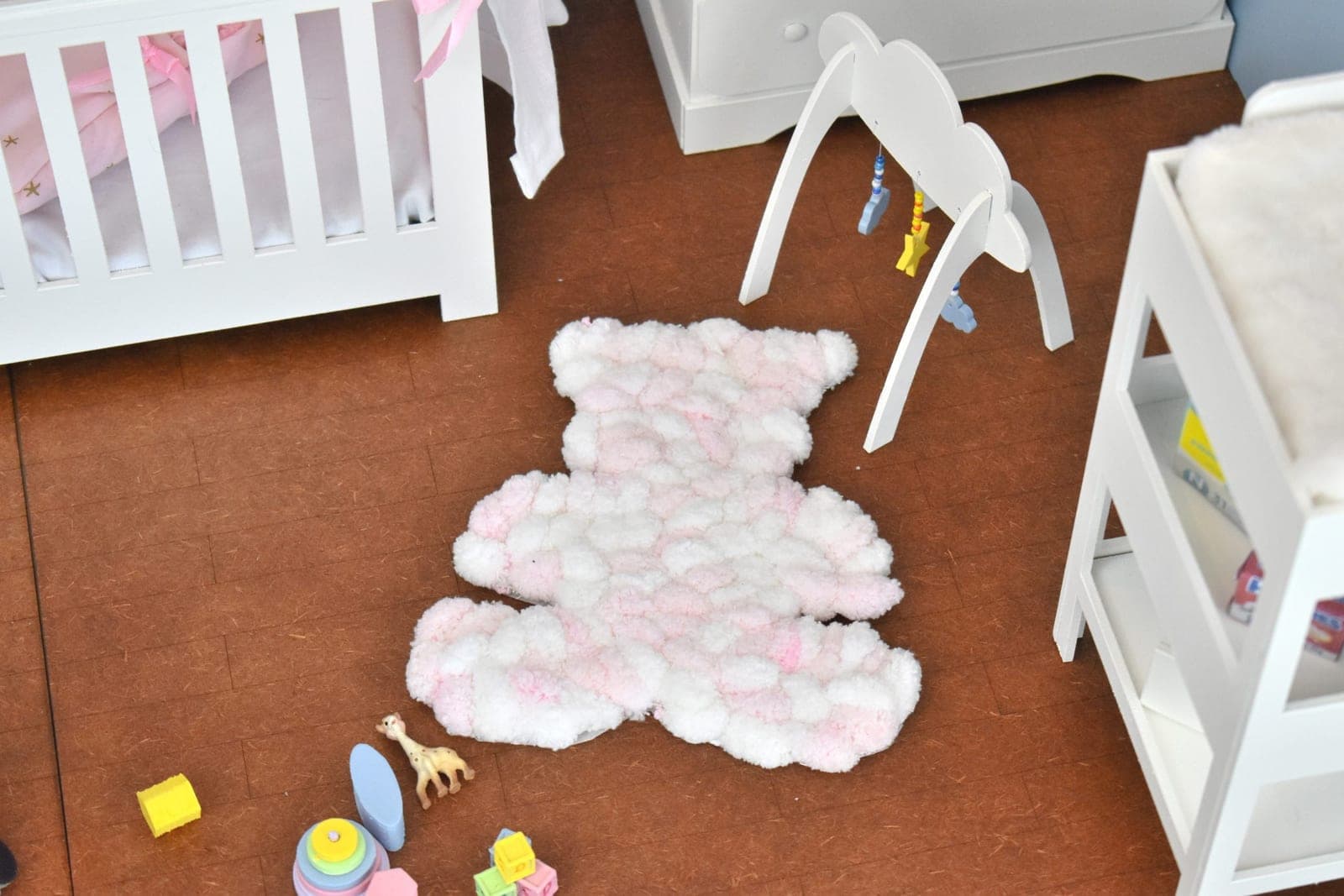 Barbie, minifee or other miniature pom-pom carpet of the same size