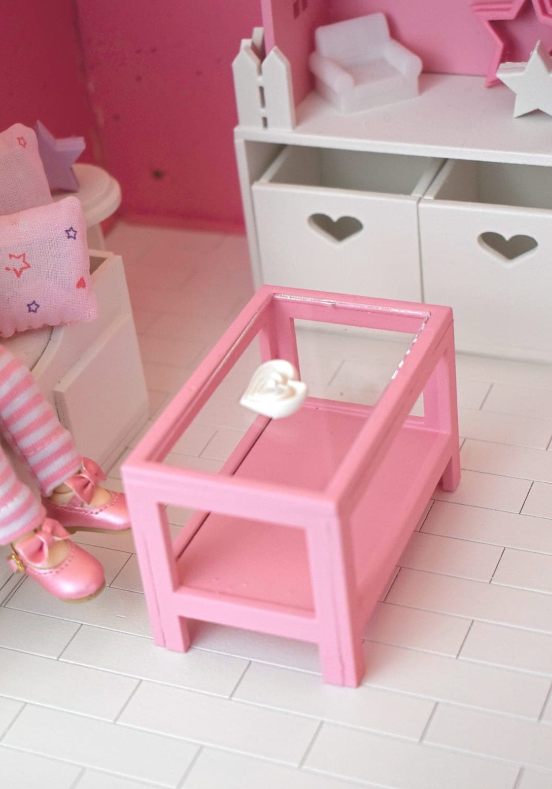 Coffee table 1/8 miniature diorama pukifee, lati yellow, nappy choo