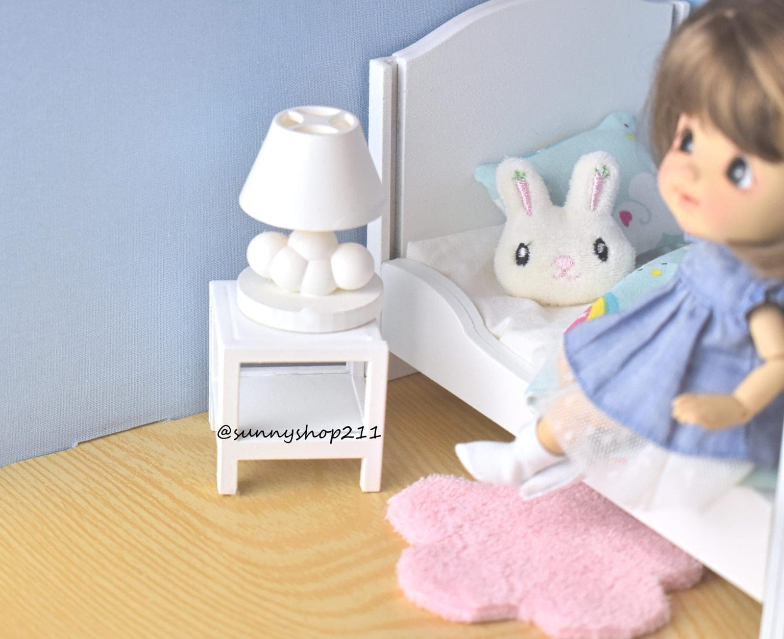Table de nuit miniature