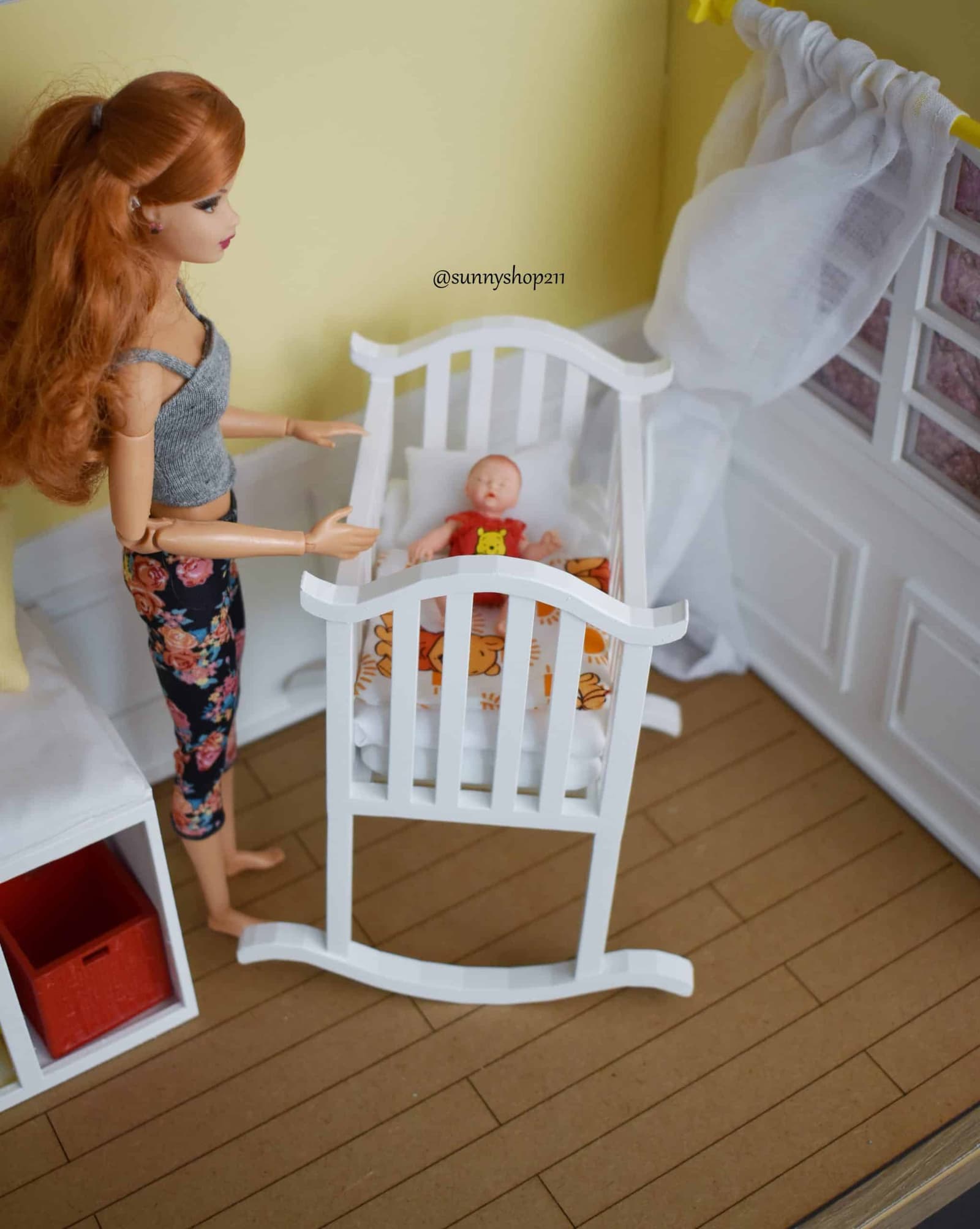 Lit à bascule bébé miniature – Accessoire nursery BJD / Barbie
