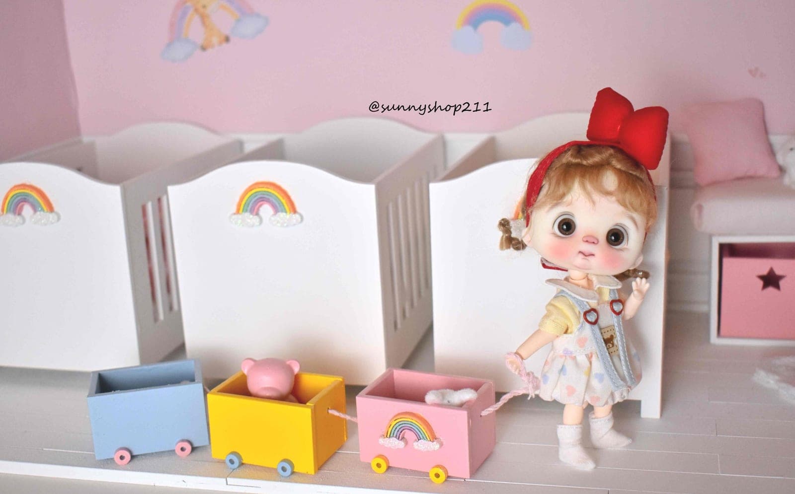 Train arc en ciel à tirer miniature pukifee, stodoll, obitsu 11, lati Yellow , nappy choo, reborn