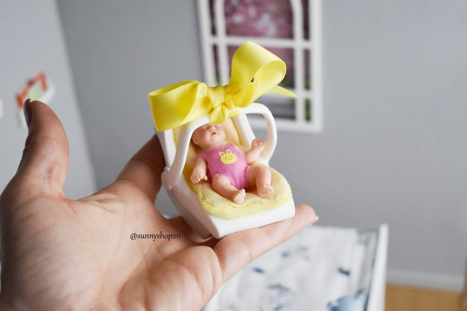 Siège bébé / Cosy miniature – Taille 1/6