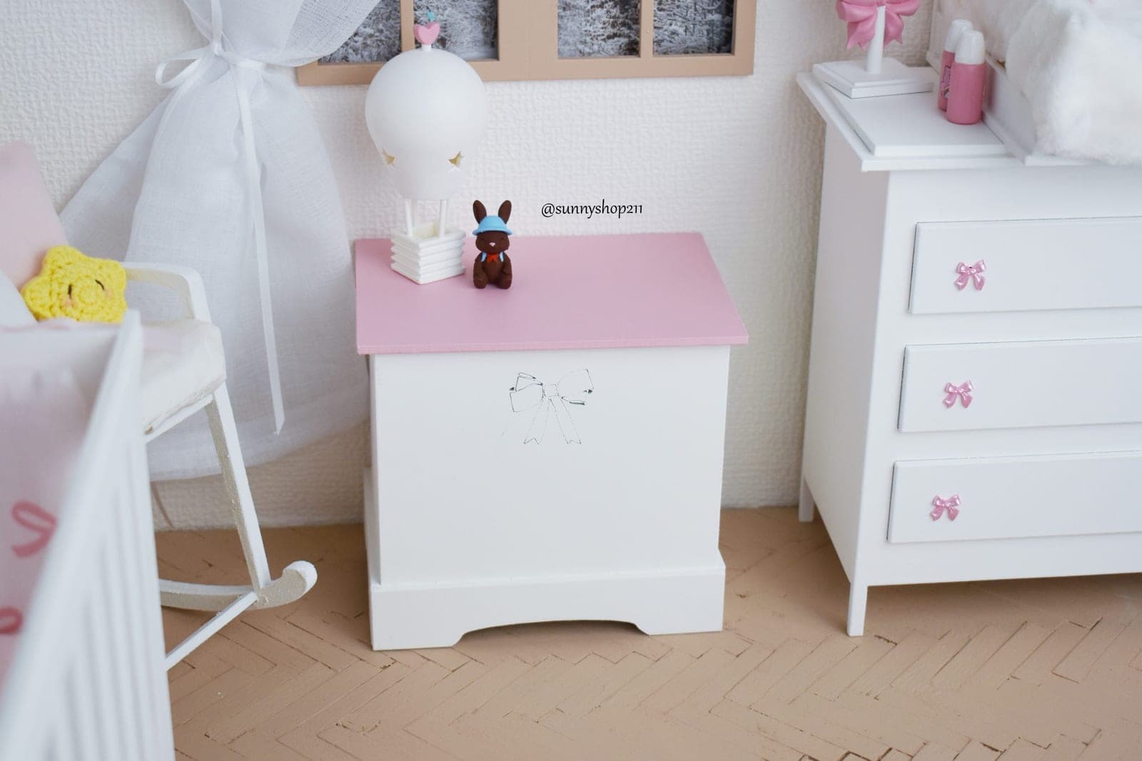 Coffre miniature motif nœud gravé – Diorama chambre bébé 1/4 BJD Minifee, MSD