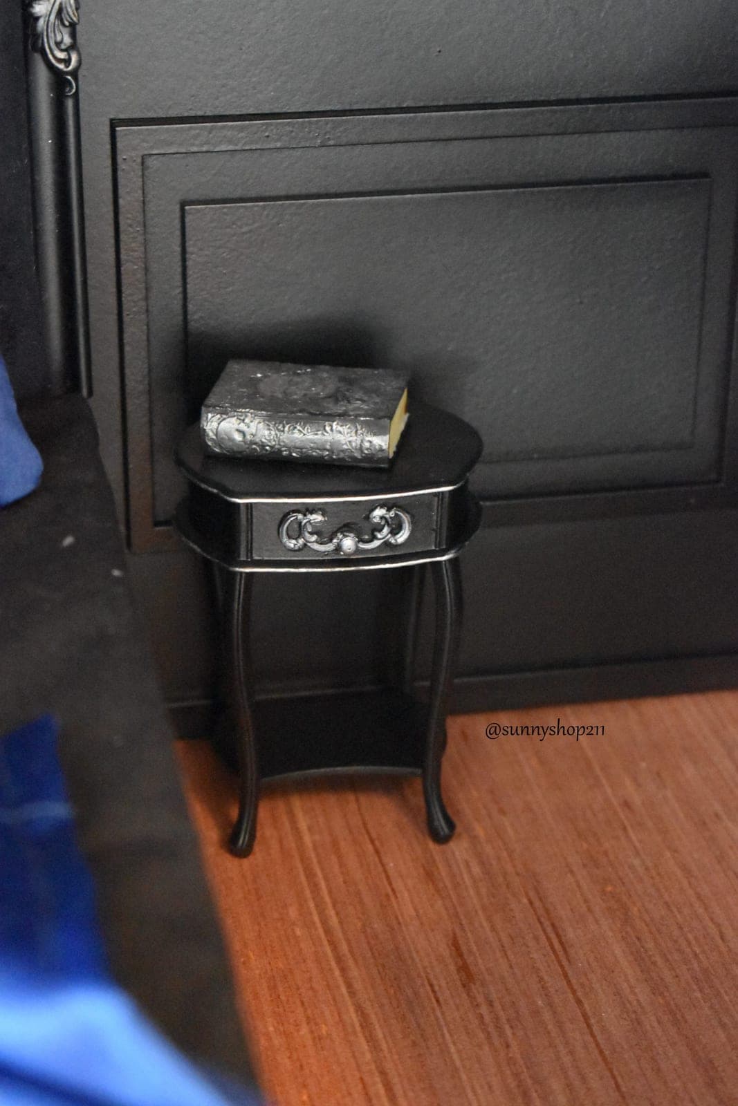 Table de nuit baroque miniature – 1/4