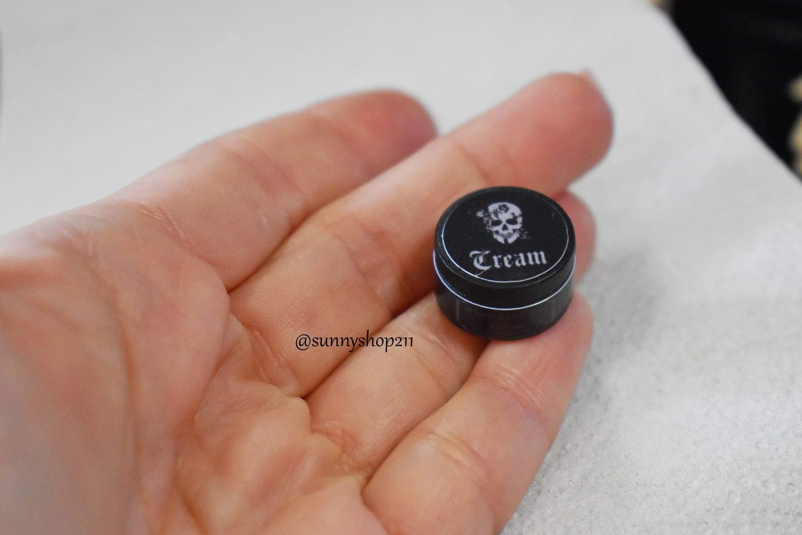 Pot de crème miniature tatouage – 1/6 · 1/4