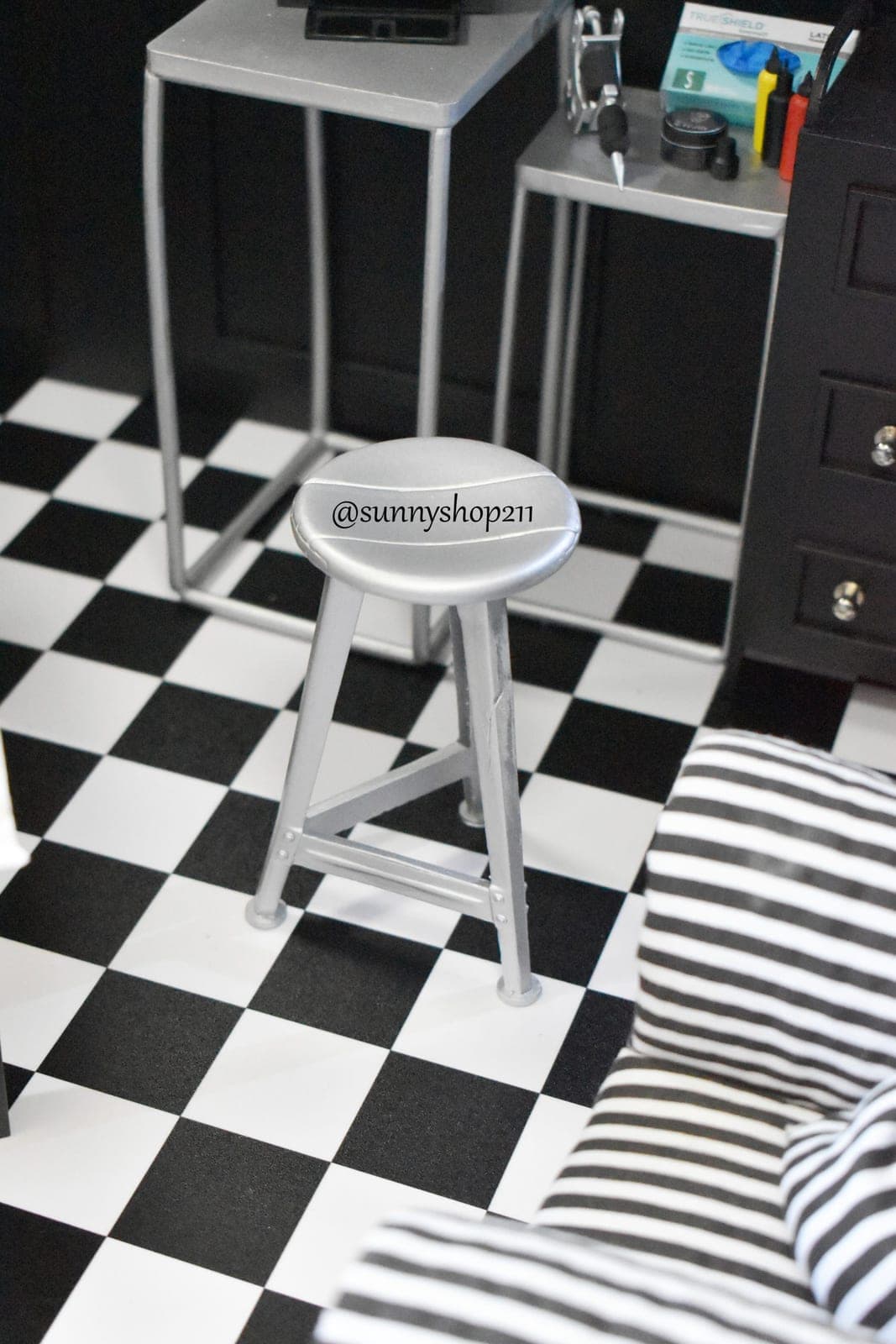 Tabouret industriel miniature – 1/6 · 1/4