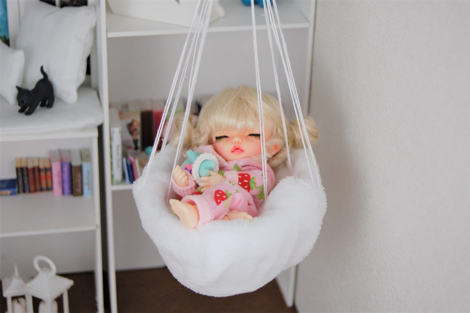Miniature hanging nest bed