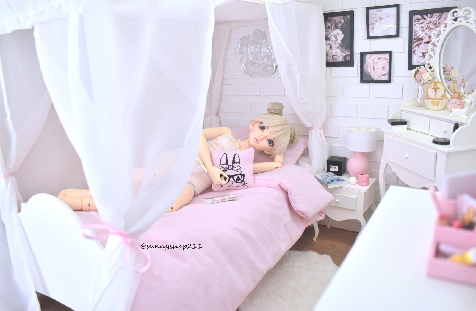 Miniature canopy bed 1/4