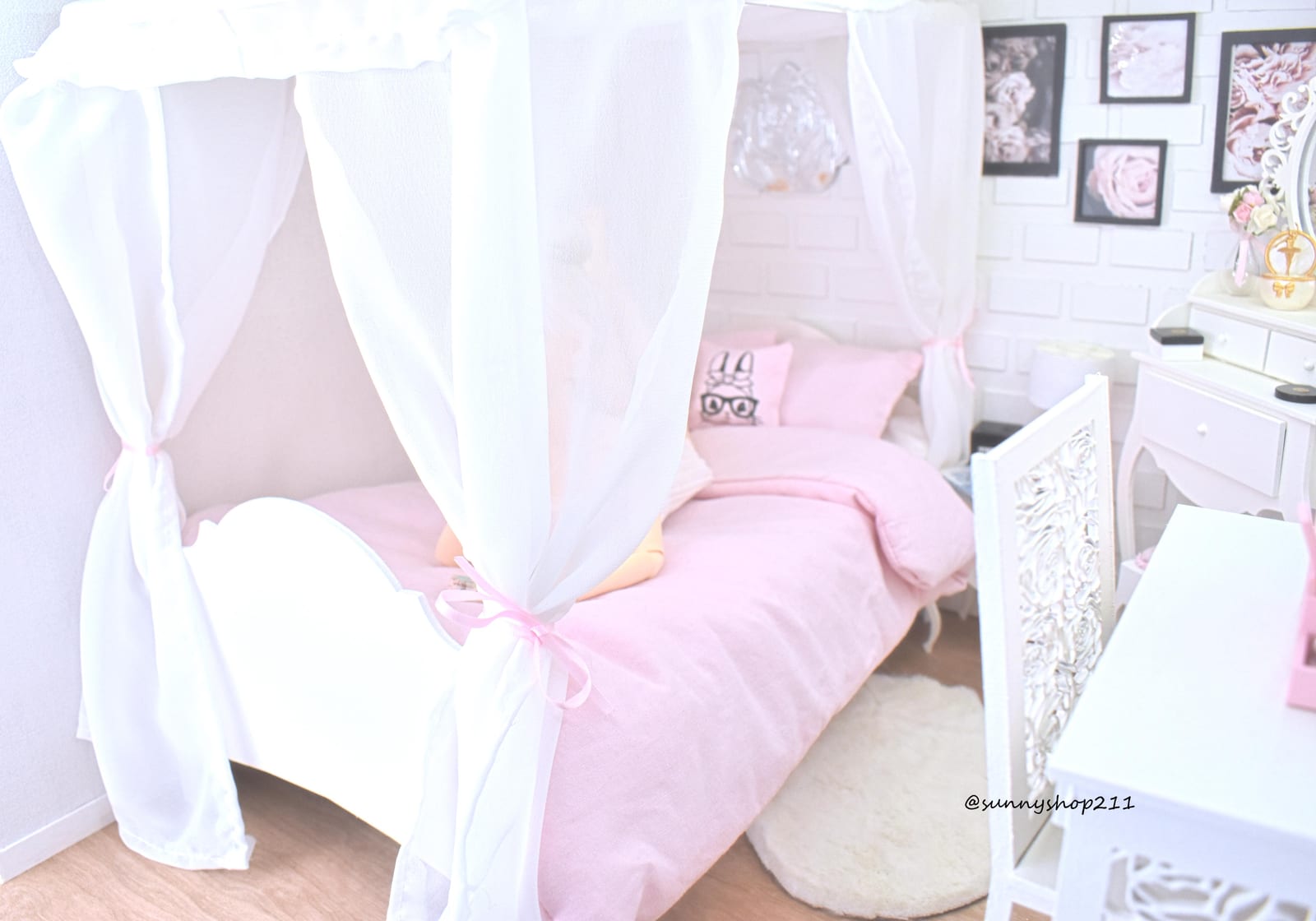 miniature canopy bed 1/4