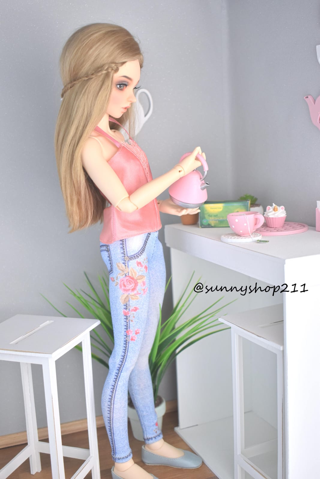 1/4 miniature teapot, bjd, minifee, MSD 1/4 miniature teapot fits 1/4 scale dolls such as bjd minifee, msd, unoa, bimong or others of the same size.
