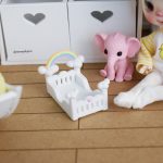 🌈 Lit bébé miniature nuage & arc-en-ciel – Accessoire nursery BJD