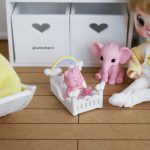 🌈 Lit bébé miniature nuage & arc-en-ciel – Accessoire nursery BJD