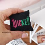 Coussin wicked customisé miniature 1/6 1/4 Barbie, minifee , MSD