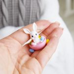 🐰 Lapin de Pâques dans son œuf – Miniature 1/8 · 1/6 · 1/4